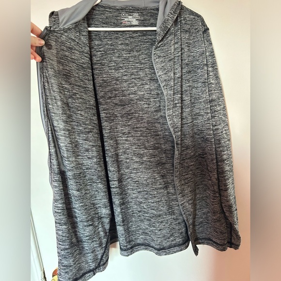 SOLD // Men’s Grey Under Armour Heatgear Hoodie - Picture 6 of 6